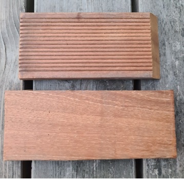 Reeded and flat surfaces of decking boards