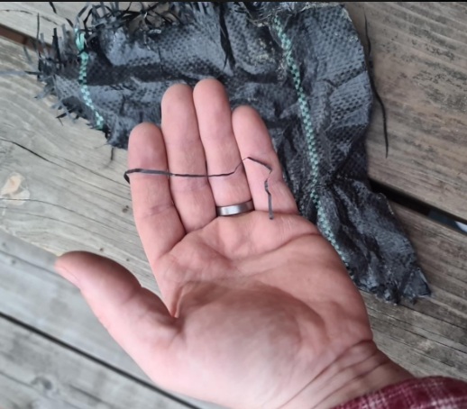 Plastic filament thread shed from membrane edge
